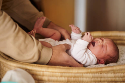 Coliques, reflux et succion : et si tout venait de la mâchoire de bébé ?